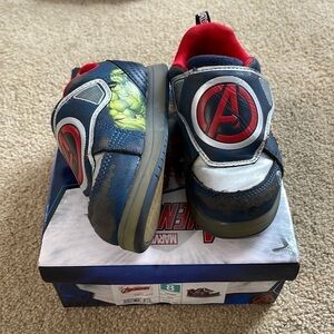 Boys Marvel Avengers Light Up Velcro Sneakers Size 8